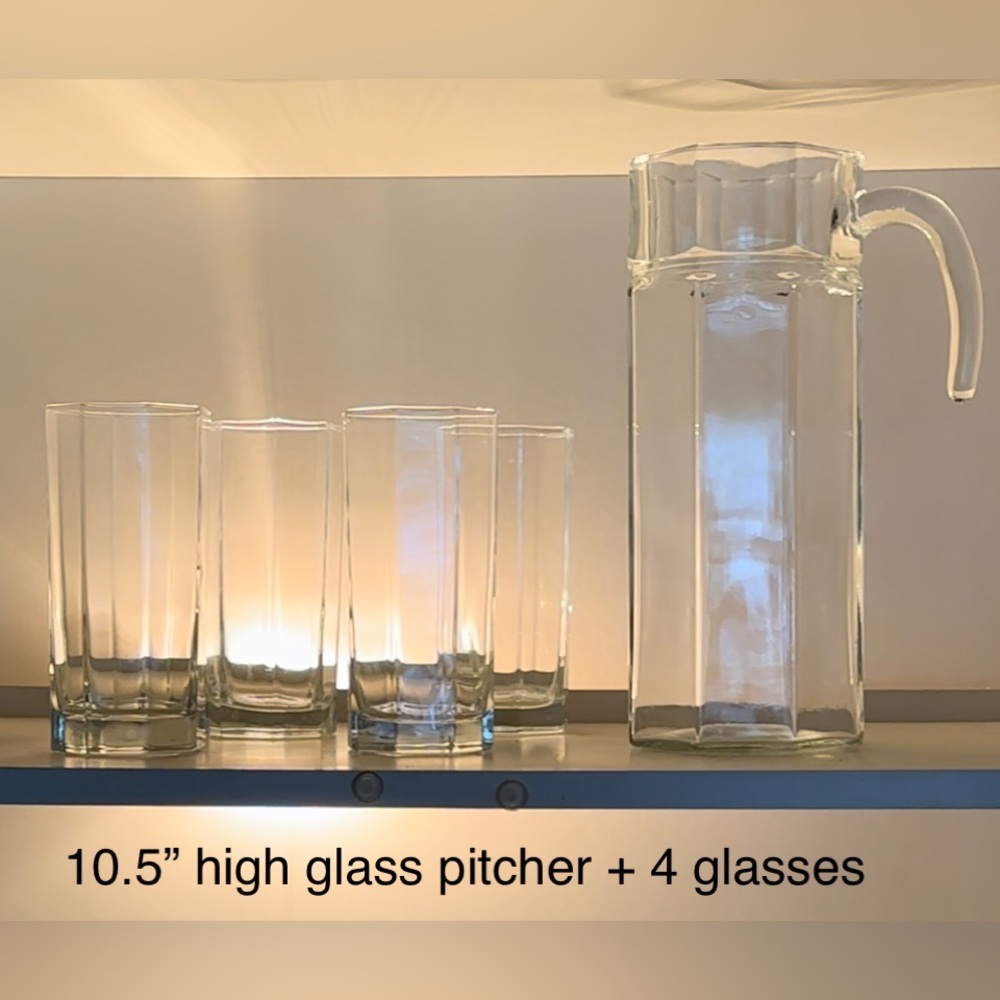 Like new! Beautiful 10.5” Glass Water Pitcher with set of 4 glasses